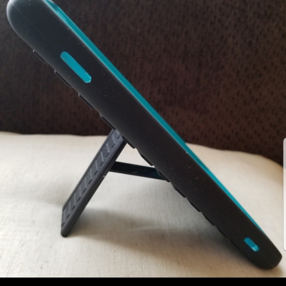 NWOT.. KINDLE FIRE 8 TABLET COVER WITH STAND - Picture 7 of 11